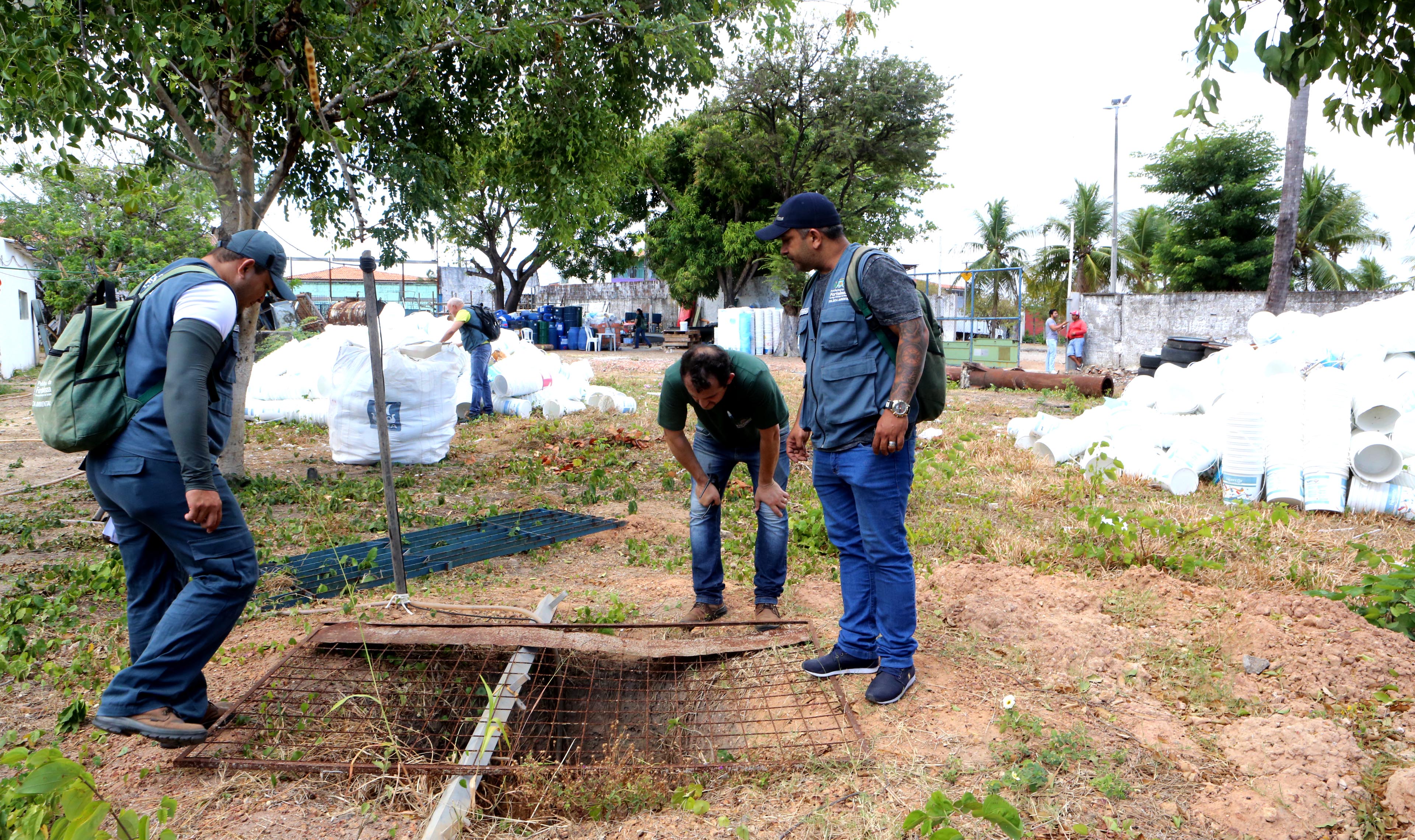 agentes de saúde em um quintal